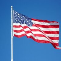 free-photo-of-bandera-estados-unidos-cielo-azul-americano